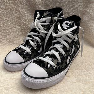 Youth high top shark Converse